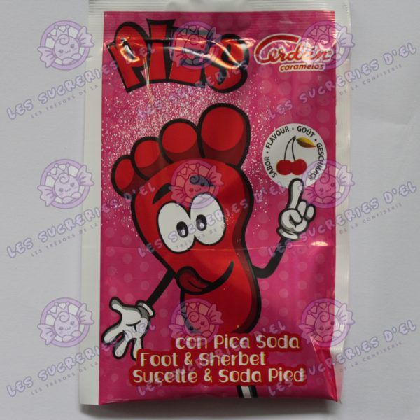 Image d'une sucette rétro en forme de pied au goût cerise, accompagnée de poudre acidulée crépitante, évoquant les douceurs de l'enfance.