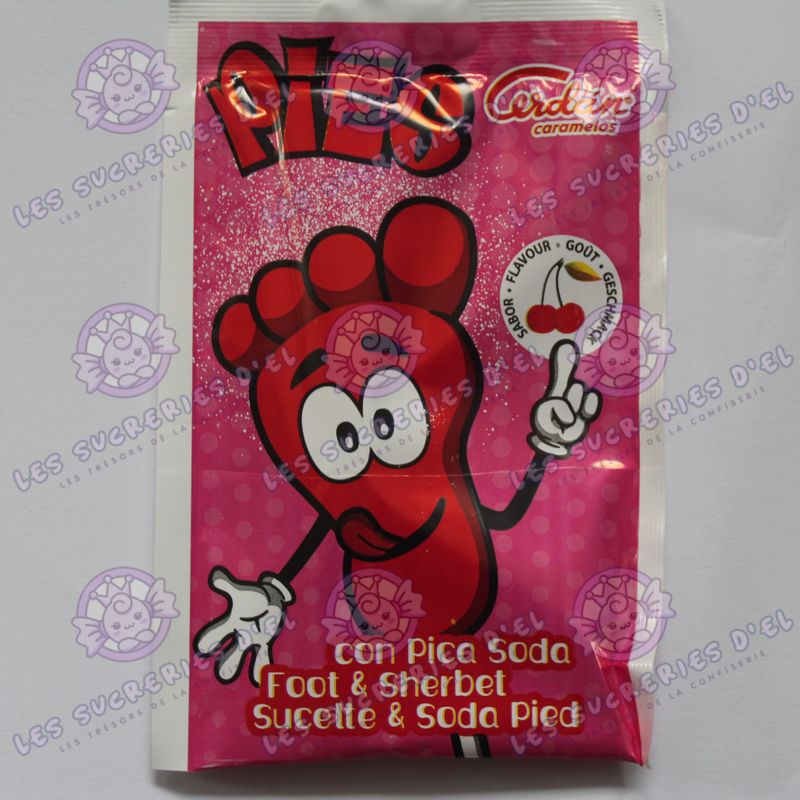 Image d'une sucette rétro en forme de pied au goût cerise, accompagnée de poudre acidulée crépitante, évoquant les douceurs de l'enfance.