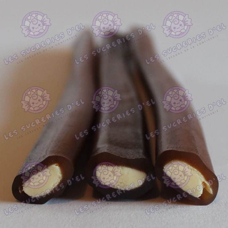 Jumbo cola lisse – Bonbon tube de 25 cm avec une pâte au cola. Sa saveur rafraîchissante et sa texture lisse rappellent les plaisirs sucrés d'autrefois.