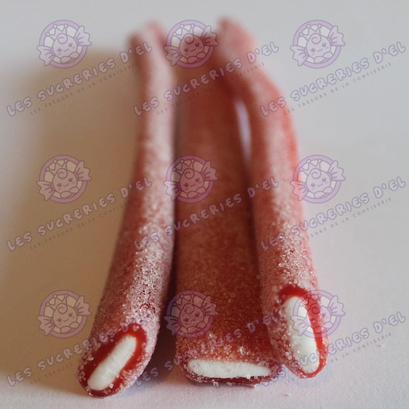 Le Jumbo fraise acidulé est un long bonbon tube de 25 cm, garni d'une pâte au goût intense de fraise. Ce grand classique, connu aussi sous les noms de Rambo ou Maxi Tube, rappelle l'atmosphère festive des fêtes foraines avec sa texture douce et acidulée.