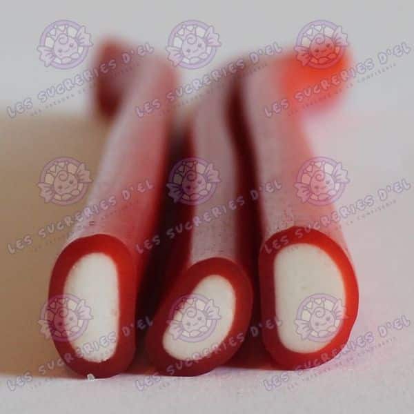 Long bonbon tube de 25 cm, le Jumbo fraise lisse renferme une pâte aromatisée à la fraise. Sa texture douce et son goût sucré rappellent les gourmandises des fêtes foraines.