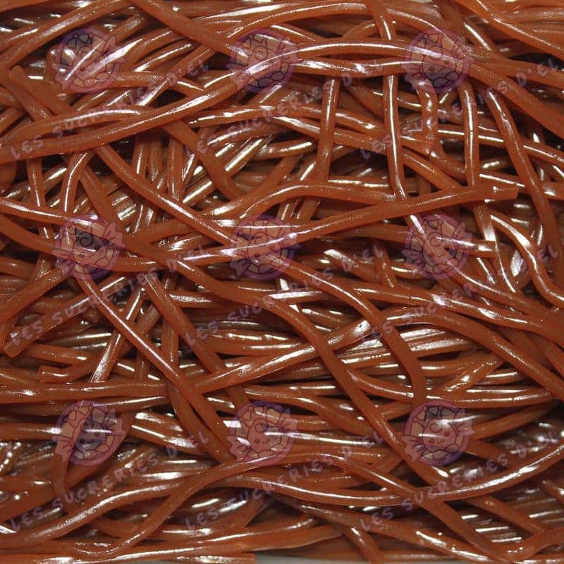 Bonbons Lassos Lisses Cola en longues ficelles gélifiées, offrant une saveur cola douce et lisse, idéals pour toutes les occasions.
