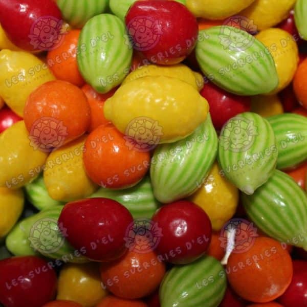 Chewing-gum en forme de fruits, Macédoine fruitée colorée avec une poudre sucrée à l'intérieur, offrant une double dose de plaisir fruité.