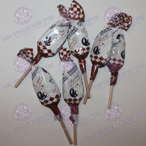 Sucette Pierrot Gourmand caramel au lait frais en lot, une friandise allongée au goût crémeux et irrésistible, célébrant les douceurs d'autrefois.